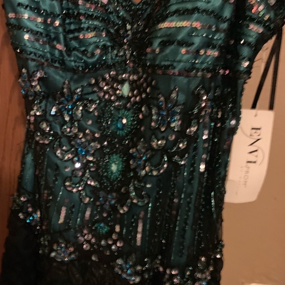 - Prom dress - Picture 2 of 8